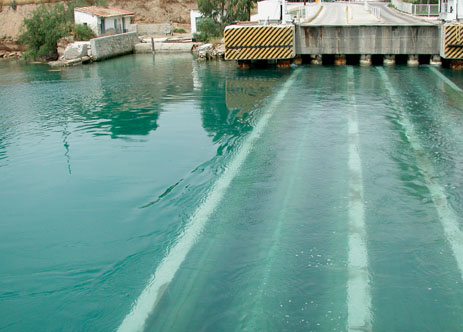 Il ponte scompare lentamente sotto l acqua, per riemergere dopo il passaggio del natante. (Foto: Pierre von Meiss)