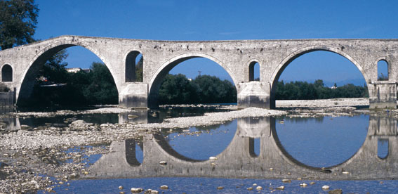 Ponte d Arta (GR), 1612, concepito e utilizzato per la circolazione lenta. (Foto: Pierre von Meiss)