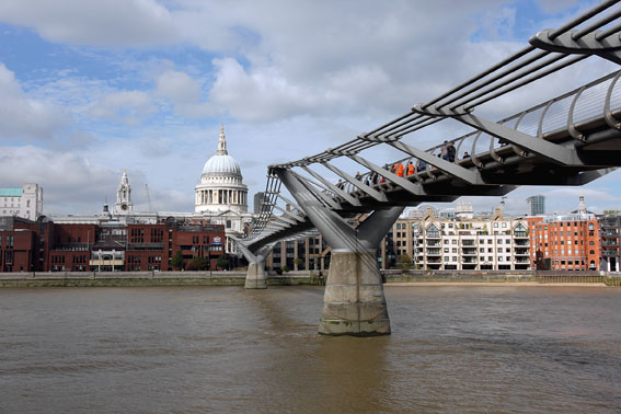 Arup &amp; Norman Foster: Millennium Bridge, Londra (GB), 2000. (Foto: Annette Bögle)