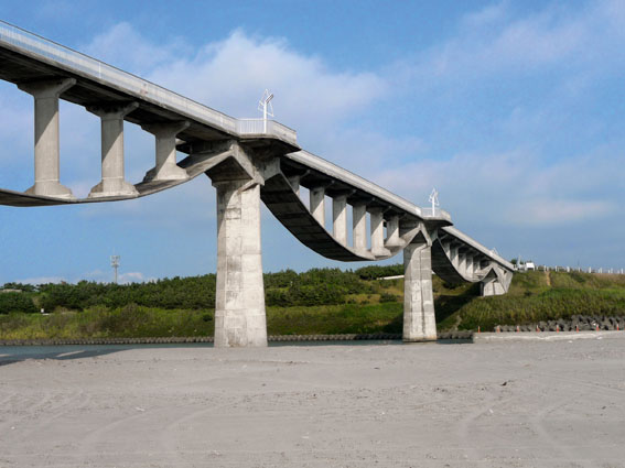 Shizuoka Construction Technology Center: ponte Shiosai, Fiume Kikugawa, prefettura di Shizuoka (J), 1995. (Foto: Annette Bögle)