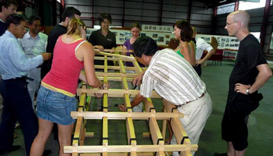Nel 2009 gli studenti della TU Berlin analizzano la struttura del ponte Kintai con l ausilio di un plastico. (Foto: Annette Bögle)
