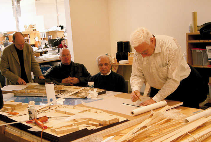 Jörg e Mike Schlaich con Frank O. Gehry, workshop progettuale per il ponte sul fiume Wear, Sunderland (GB), Los Angeles, 2008. (Foto: Gehry Partners LPP)