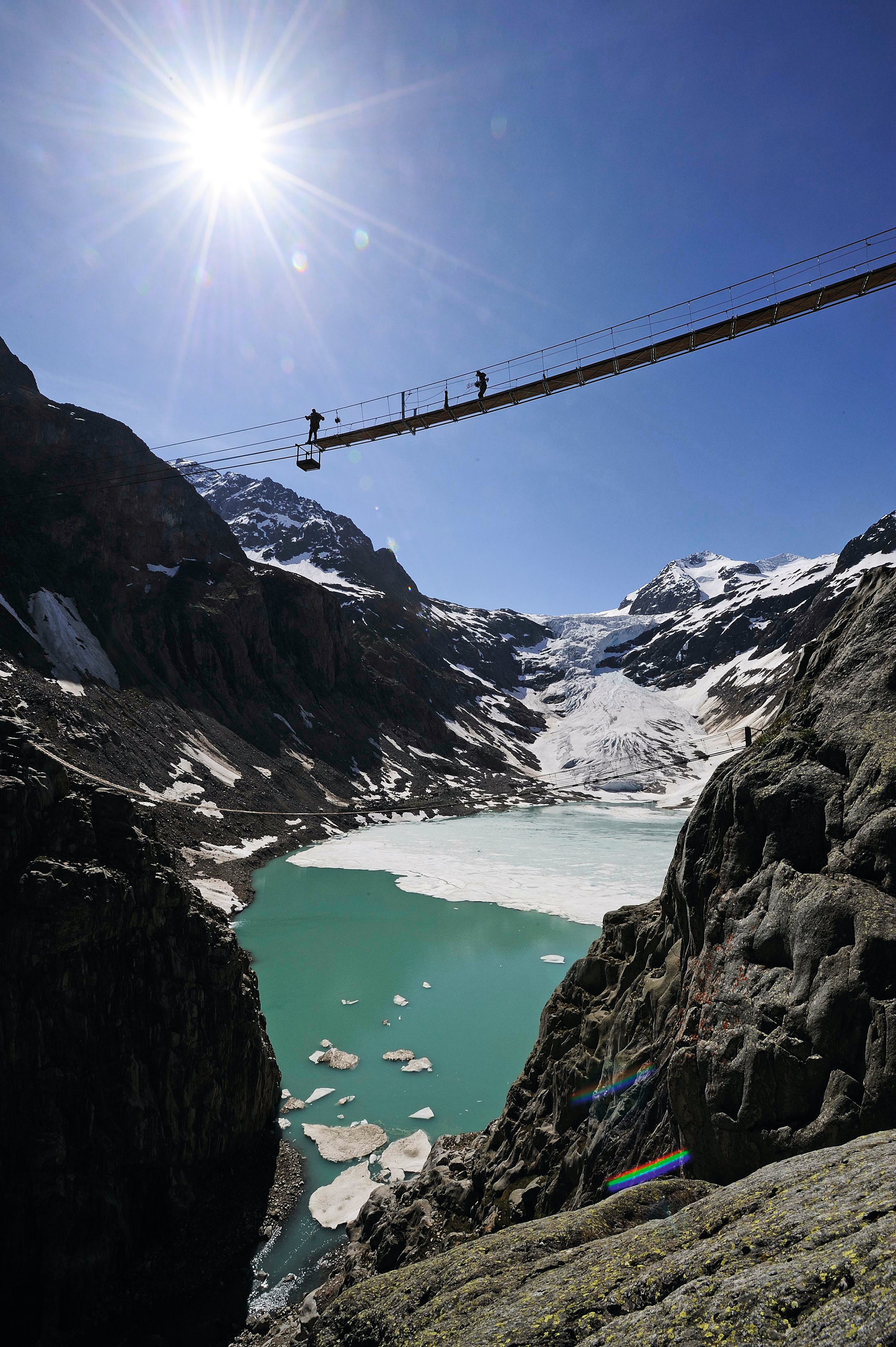 Vista dal basso del ponte sospeso nel ghiacciaio di Trift nel Passo del Susten. (Foto: Robert Bösch)