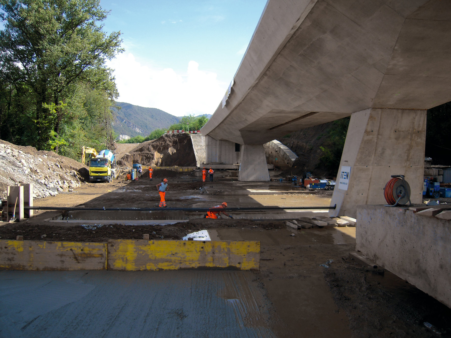 Nuovo ponte sul Laveggio con in primo piano la preparazione del terreno di fondazione della spalla. (Foto: Marcelo Villada)
