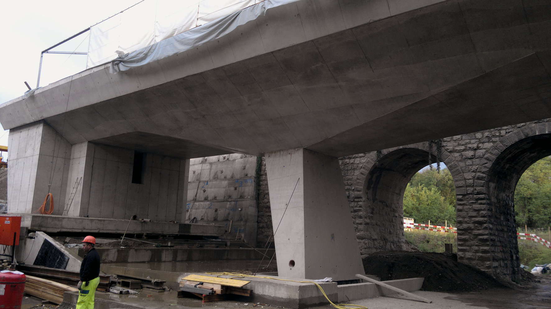 Costruzione del nuovo ponte sul Laveggio a lato del vecchio manufatto in muratura. (Foto: Marcelo Villada)
