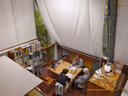 Frei Otto nel suo studio durante l'intervista-documentario con Elisabeth Bergmann (AAM) e Andrea Netzer (RSI), 2013. (Foto: USI)