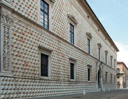 Biagio Rossetti, palazzo dei Diamanti di Ferrara, 1493-1503. L espressività cromatica delle pareti bugnate è data dal materiale a vista e dalla particolare lavorazione. (Foto: S. Milan)