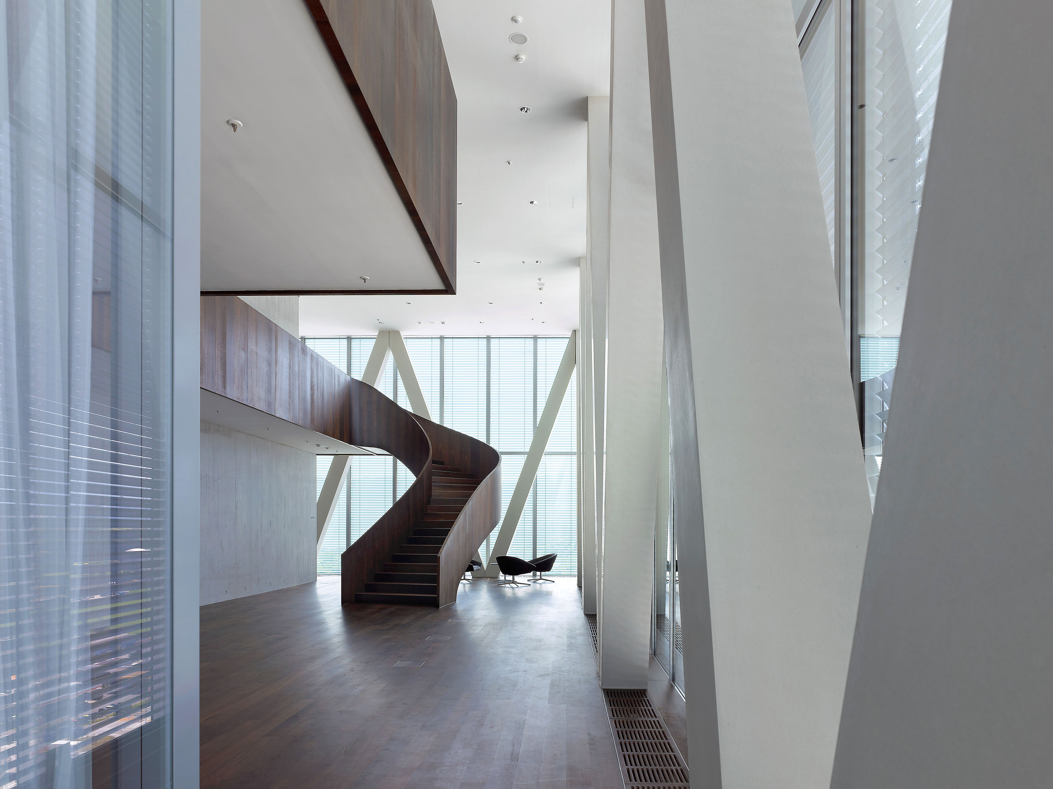 Im Hochhaus sind nur die Kerne und die Fassadenstützen aus Beton tragend ausgebildet, was stützenfreie Geschosse und damit eine flexible Raumgestaltung zulässt