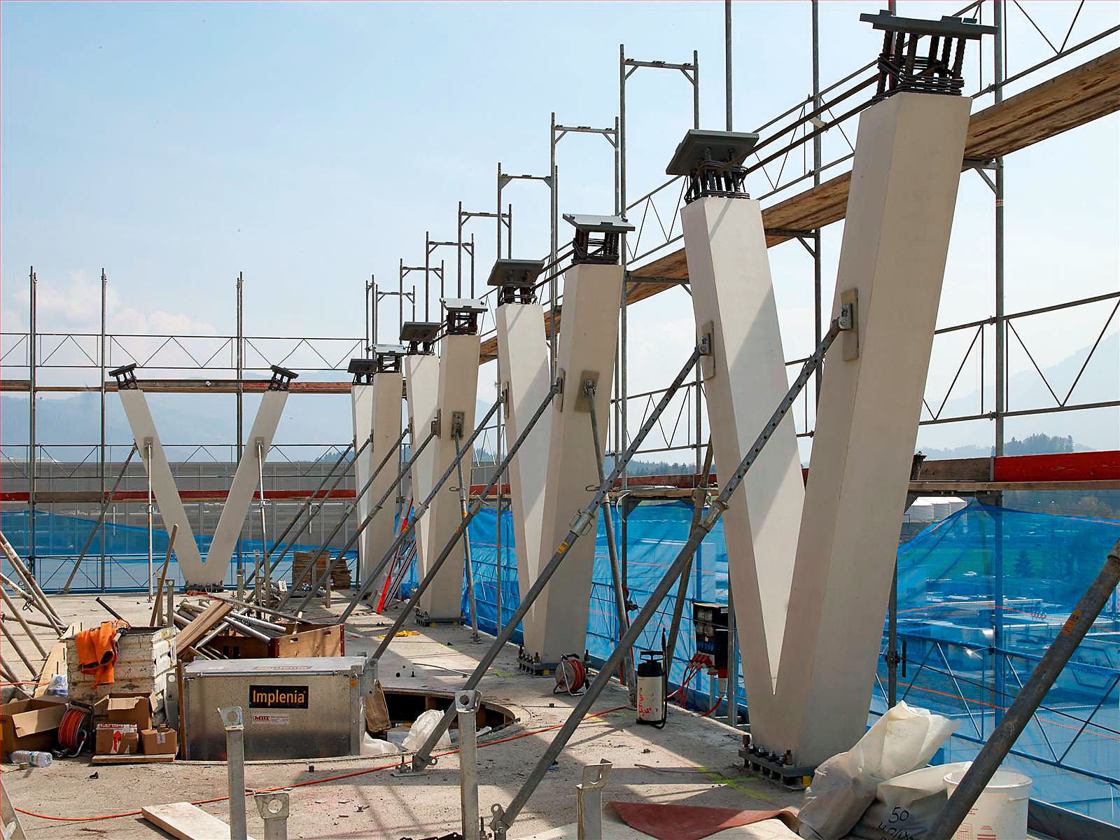 Die tragenden Fassadenstützen wurden als V- und A-Stützen vorfabriziert. Füsse und Köpfe der Pfeiler wurden als Stahlfertigteile ebenfalls vorgefertigt; eingelegt in die Geschossdecke, sind sie nach dem Betonieren nicht mehr sichtbar