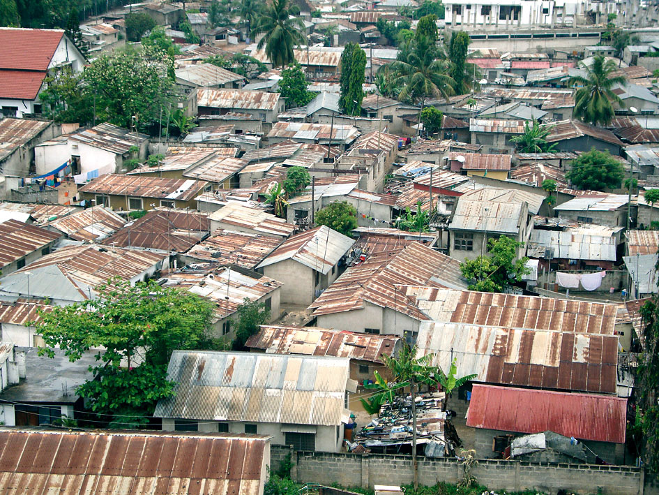 Typische Wohnhäuser mit Wellblechdächern in einem Aussenquartier der Stadt