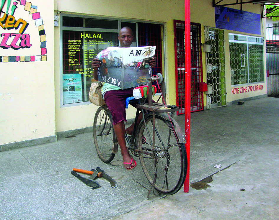 Leser, der die Zeitschrift anlässlich einer Verteilaktion gratis erhiet