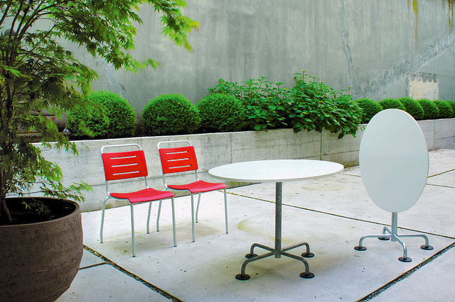 Ovaler Gartentisch und zwei Gartenstühle der Serie «Poly» von Atelier Alinea