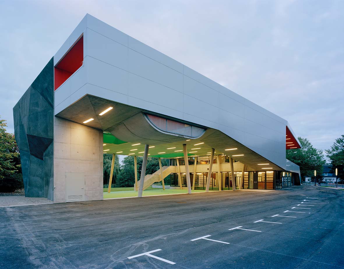 Skaterbahn und Sportplatz erzeugen Streetlife-Atmosphäre. Durch Subtraktion verflechten sich Innen- und Aussenraum