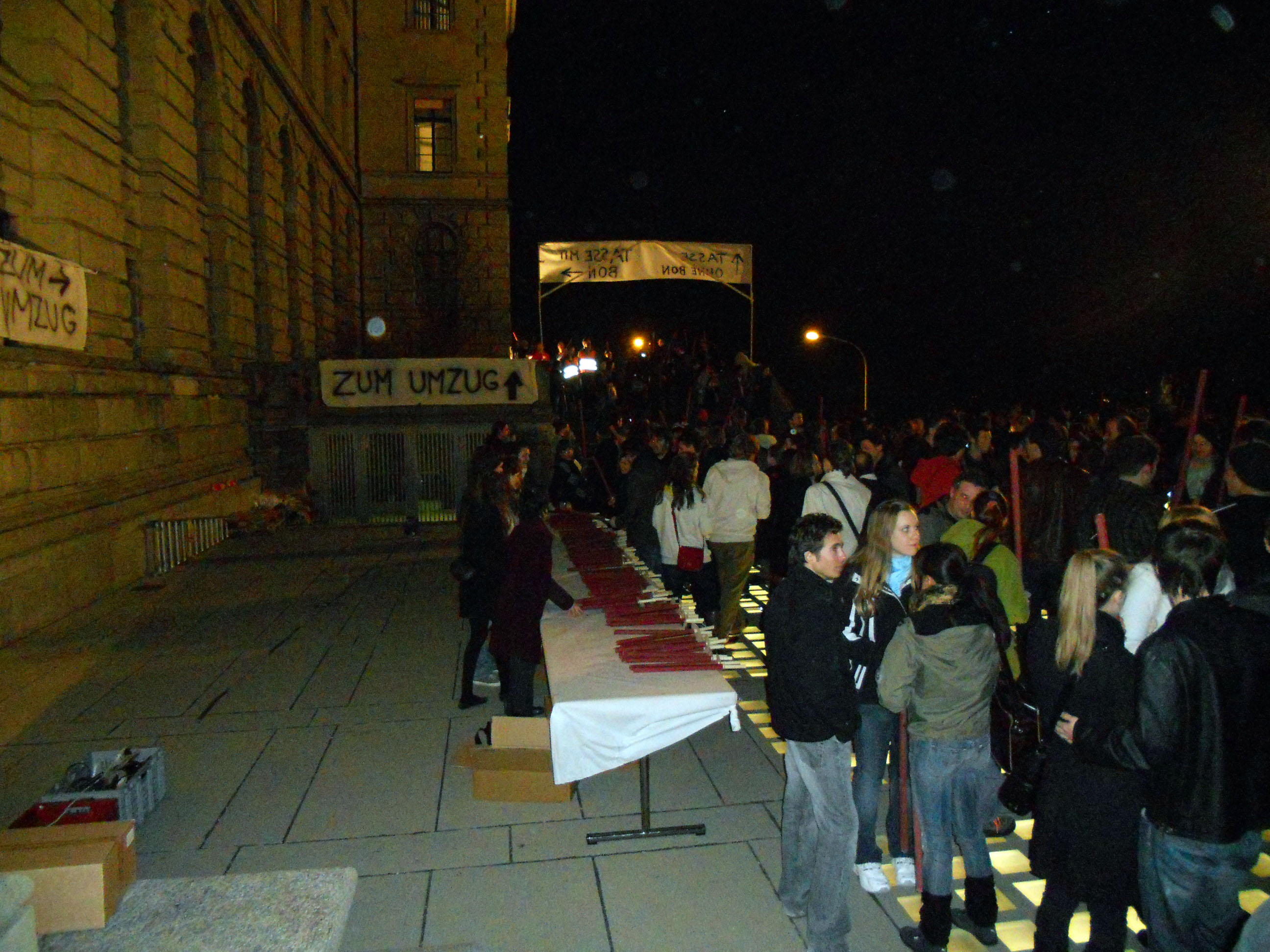 Nach der Feier im Auditorium Maximum und dem Risotto versammeln sich die Studierenden auf der Polyterrasse für den Fackelumzug