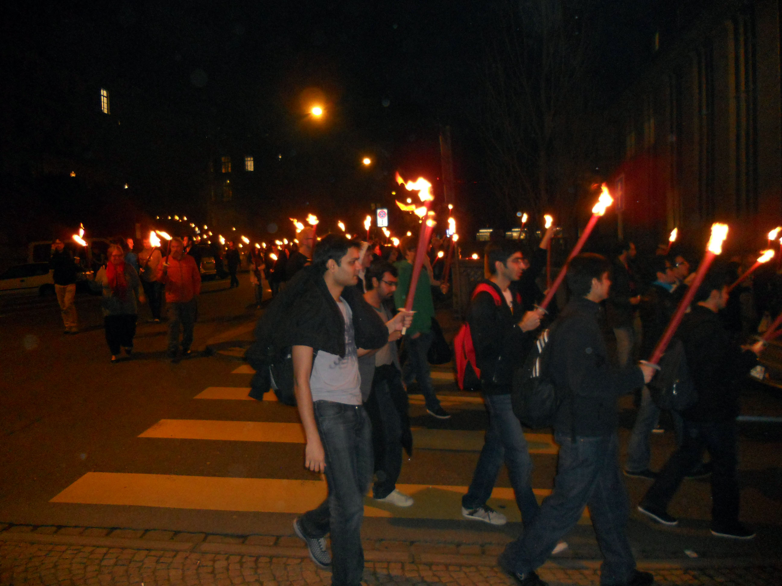 Von der Polyterrasse marschieren die Studierenden die Künstlergasse hinunter Richtung Altstadt. Seit 50 Jahren hat kein solcher Umzug mehr stattgefunden