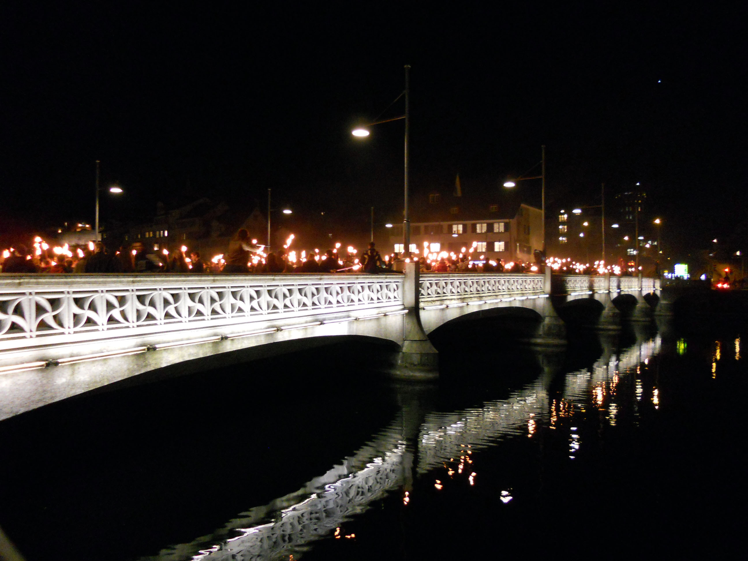Der Fackelzug überquert die Rudolf-Brun-Brücke, um anschliessend in die Bahnhofstrasse einzubiegen