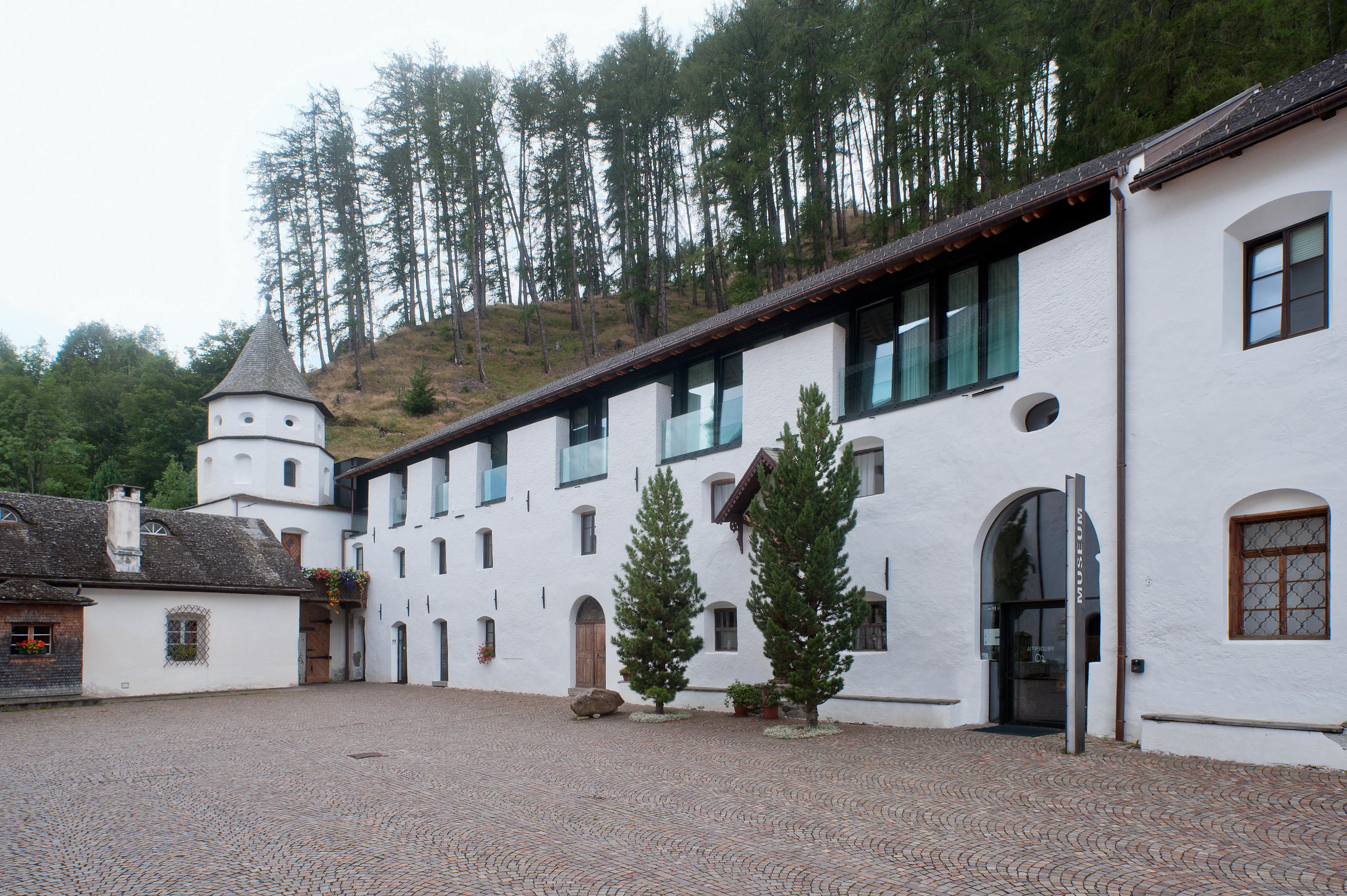 Museum und Gästetrakt, Benedektinerabtei Marienberg, Burgeis/Mals. Architektur: Werner Tscholl, 2008