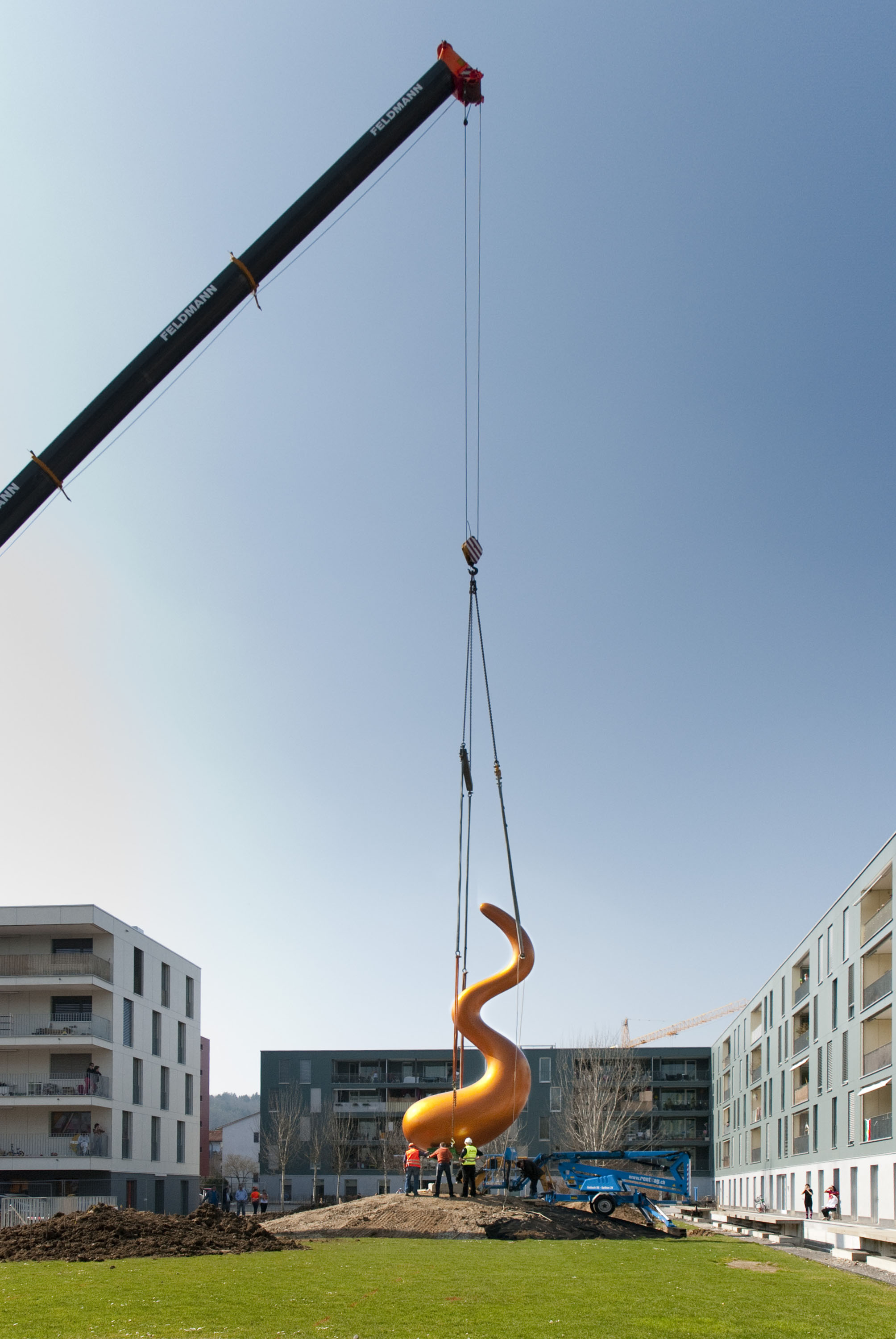 Mit einem Grosskran wurde die 7.7 Tonnen schwere Skulptur Ende März im Hof der Siedlung in Zürich Oerlikon aufgestellt