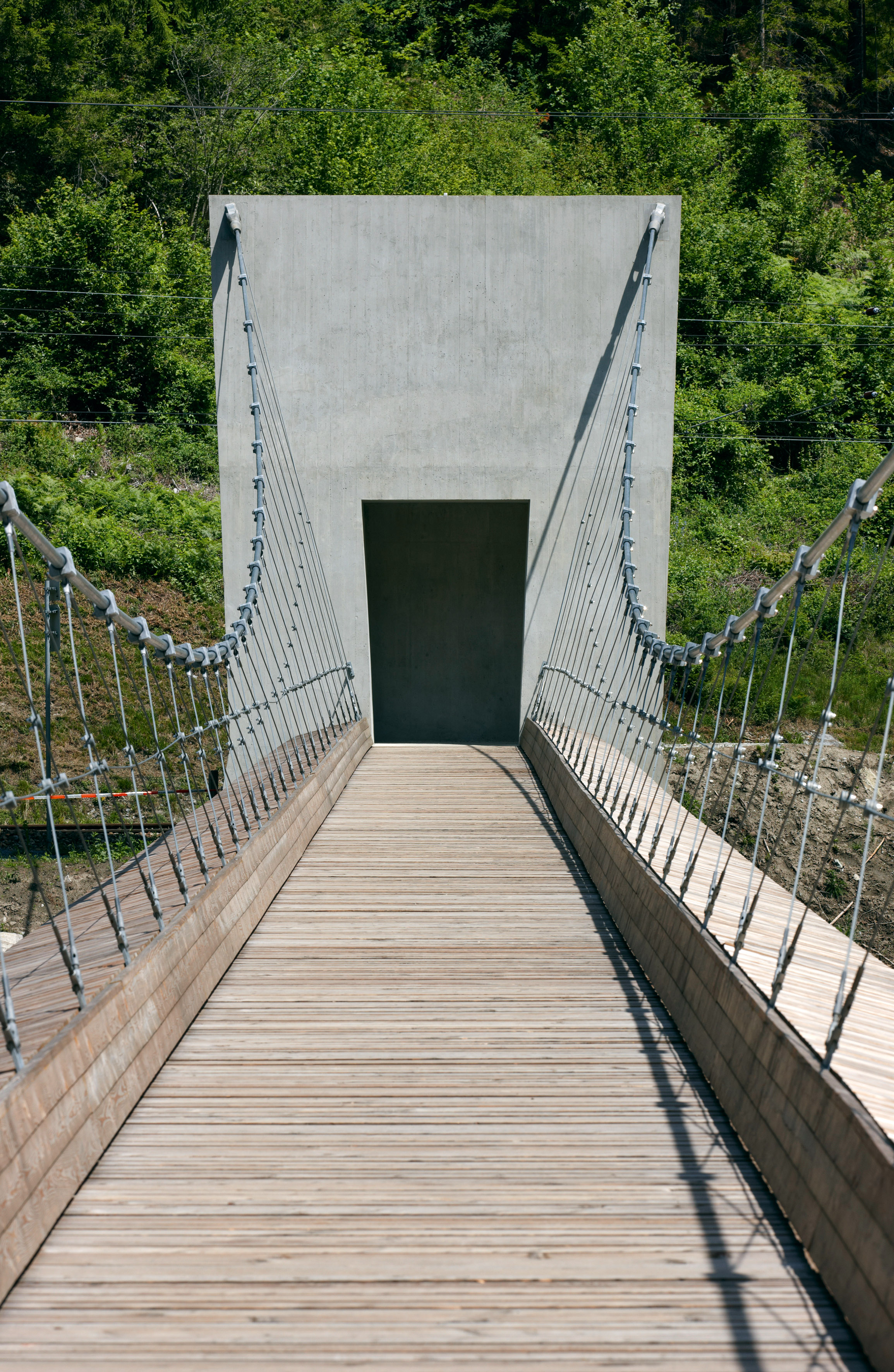 Die rautenförmig eingehängten Seile versteifen die Tragkonstruktion