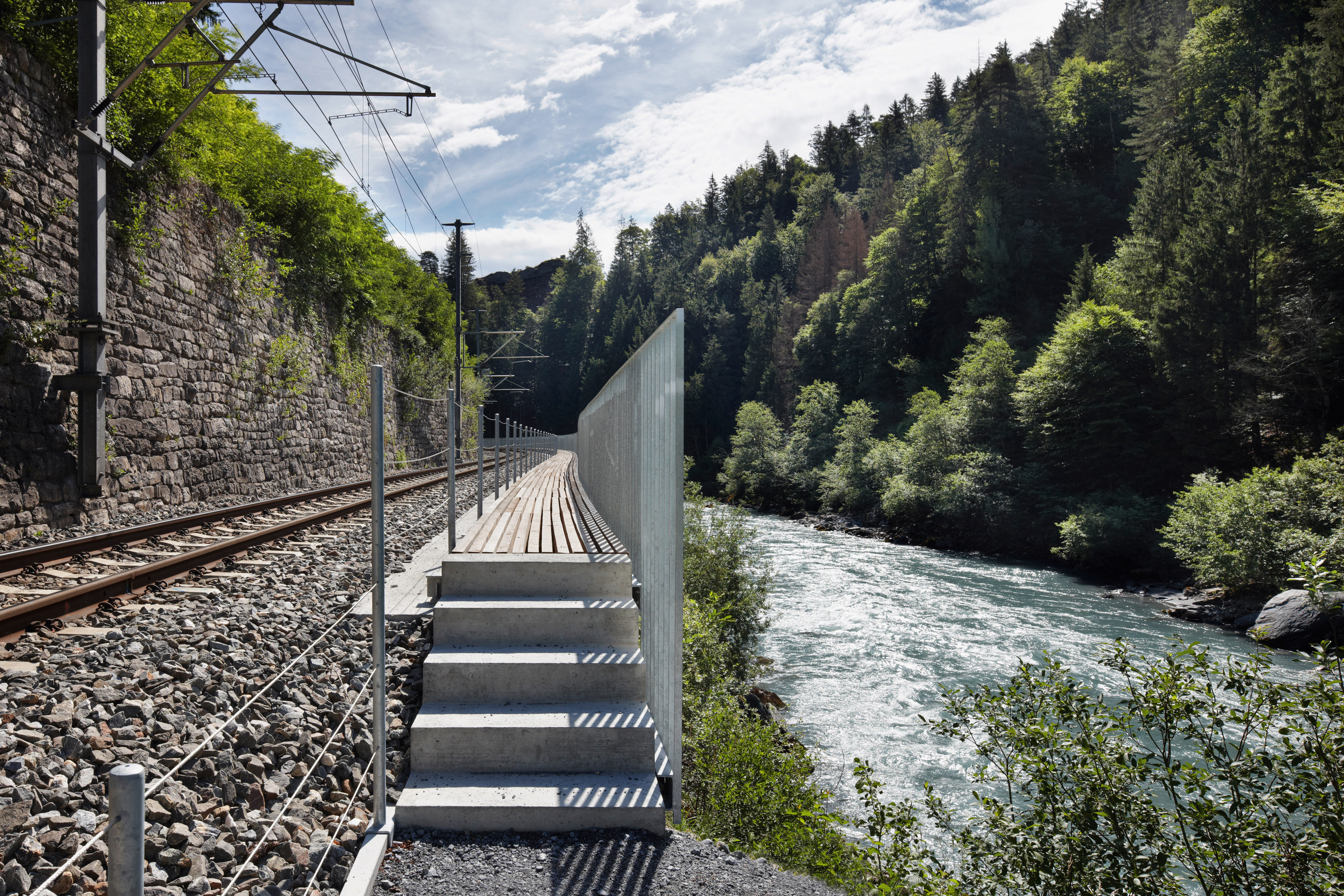 Viaduktsteg entlang der RhB-Linie am Flussufer