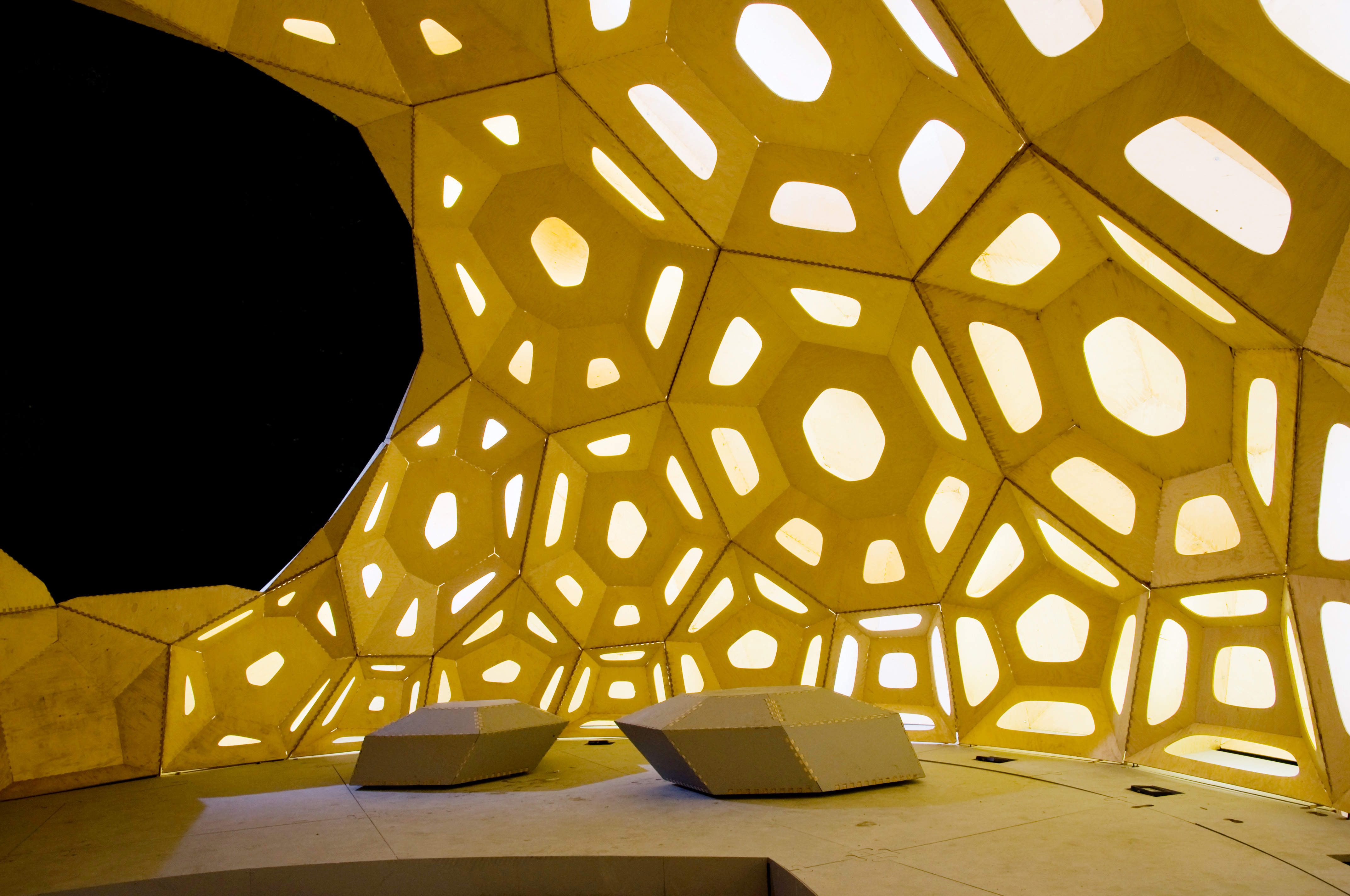 Detail des beleuchteten, zweischaligen Aufbaus