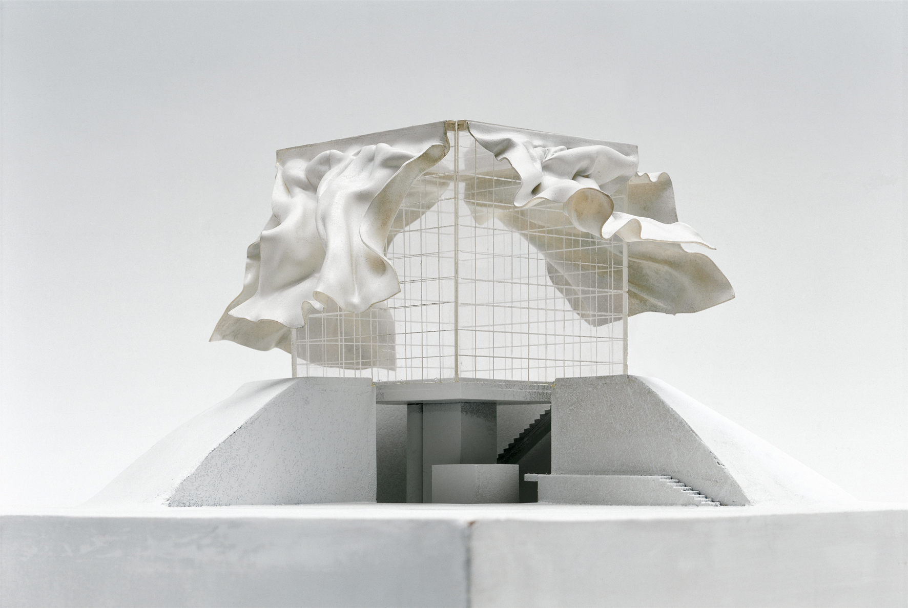 «Haus mit Vorhängen», nicht realisiert, ­Modell 1972. Architektur: Raimund Abraham. Abraham entwarf archetypische Häuser, mit ­denen er der kommerziell geprägten Architektur seiner US-amerikanischen Zeitgenossen eine neue erzählerische Tiefe entgegenhielt