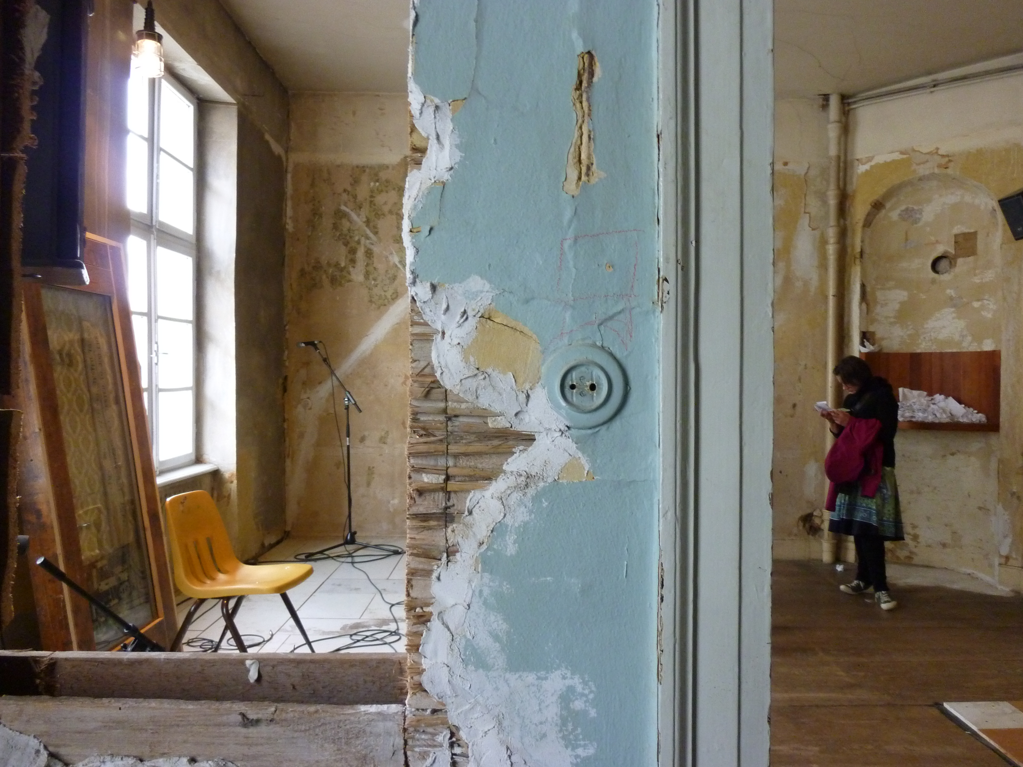 Der US-amerikanische Künstler Theater Gates verwandelte das Kasseler Hugenottenhaus mit Fundstücken aus einem Chicagoer Abbruchhaus zum Kunstwerk