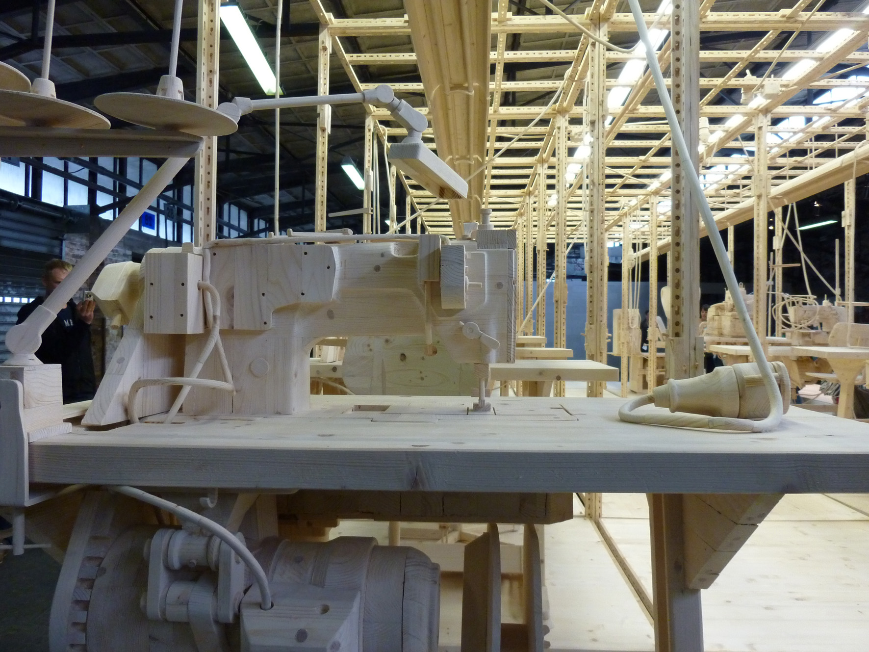 «The Sewing Room» von István Csákány (Rumänien) thematisiert den Wert der Arbeit mit dem aus Holz nachgebauten Arbeitsplatz einer Näherin