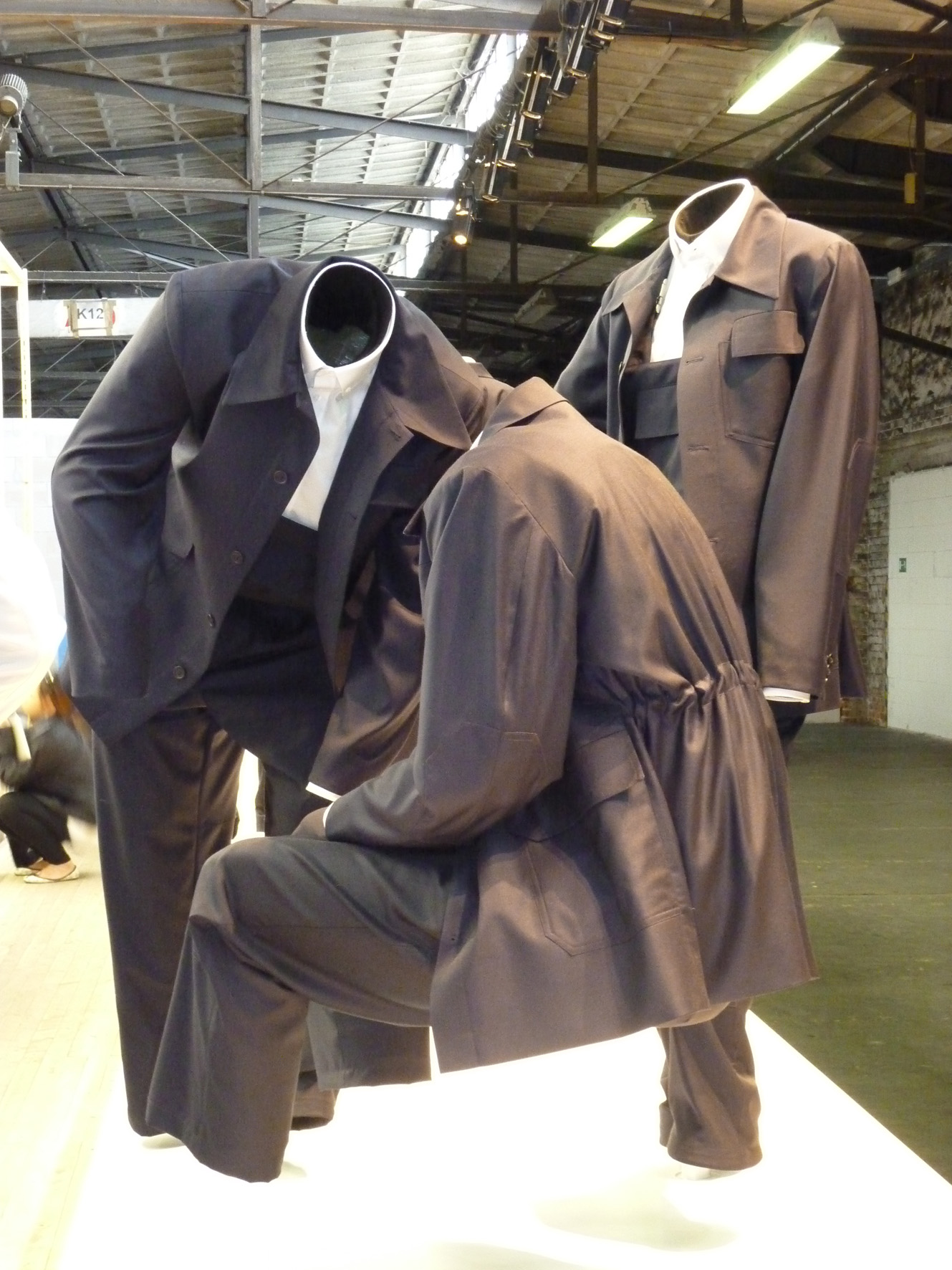 «The Sewing Room» von István Csákány: Arbeiterkleider, hergestellt aus feinstem Stoff und präsentiert wie Couture