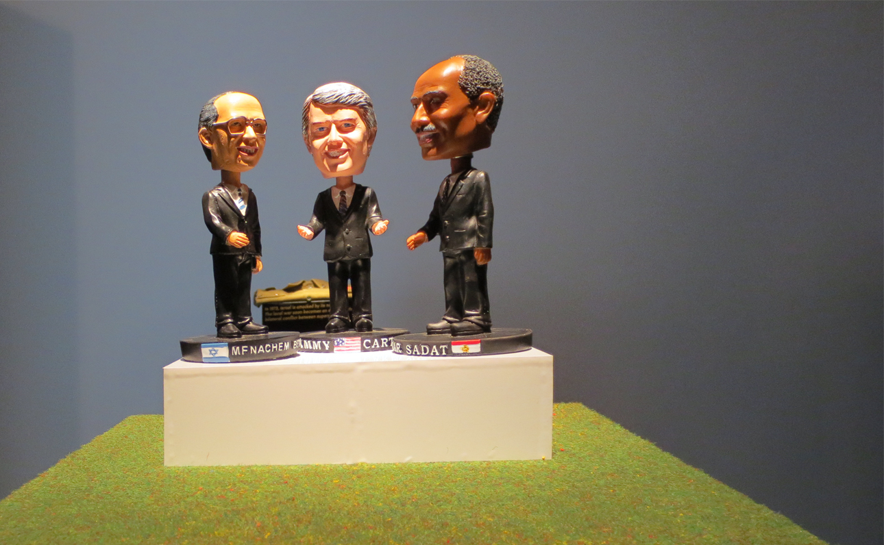 Im Obergeschoss werden die Waren, die im Shop erworben werden können, erklärt. Sie beziehen sich auf Ereignisse der jüngeren israelischen Geschichte und die Beziehung zu den USA. Im Bild: Friedensvertrag von 1973, der durch das starke Engagement der USA zustande kam