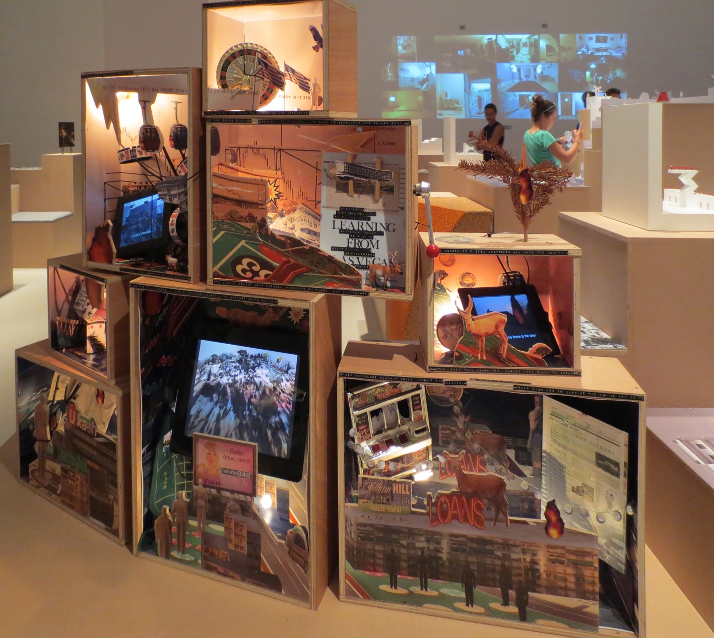 Einige Exponate setzten sich mit Witz und Gestaltungsfreude mit den politischen und wirtschaftlichen Geschehnissen der letzten Zeit auseinander