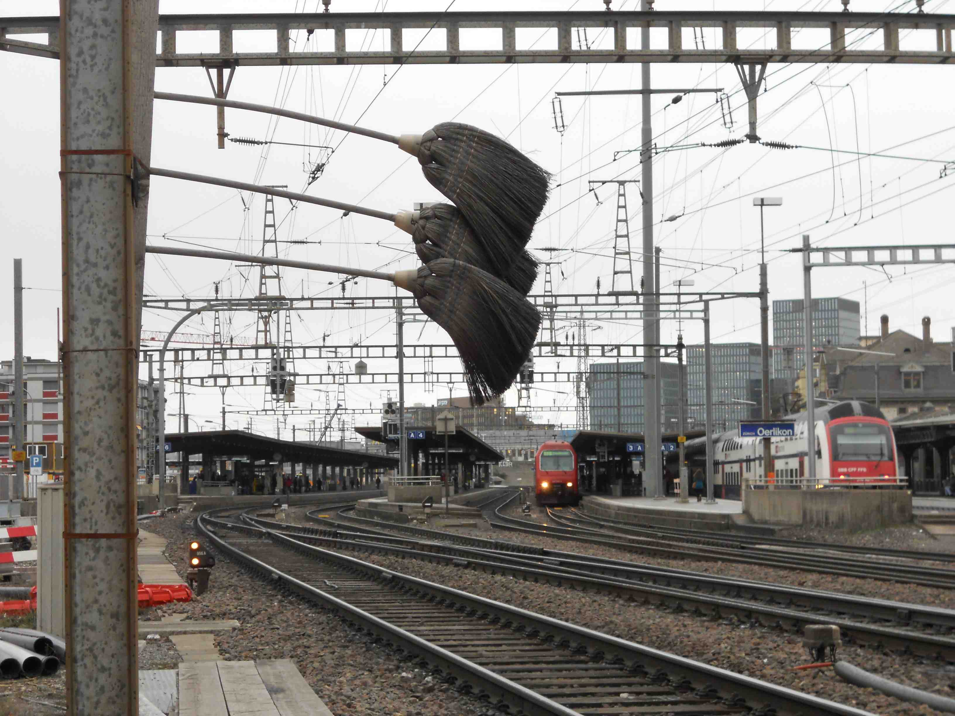 Hightech im Ingenieurwesen: Die Besen geben das Lichtraumprofil an, das bei den Arbeiten beim Bahnhof Oerlikon einzuhalten ist (Foto: Lukas Denzler)