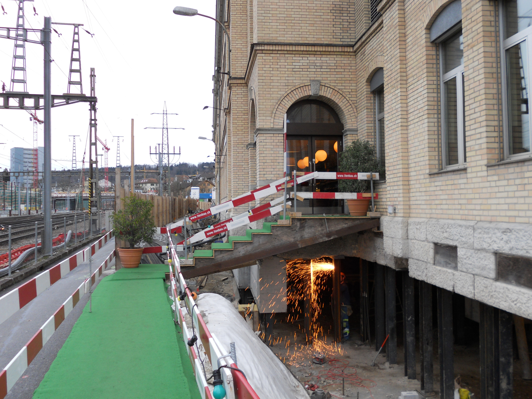 Zugang zum Restaurant. Das Gebäude ruht auf Abfangstützen_19. Januar 2012