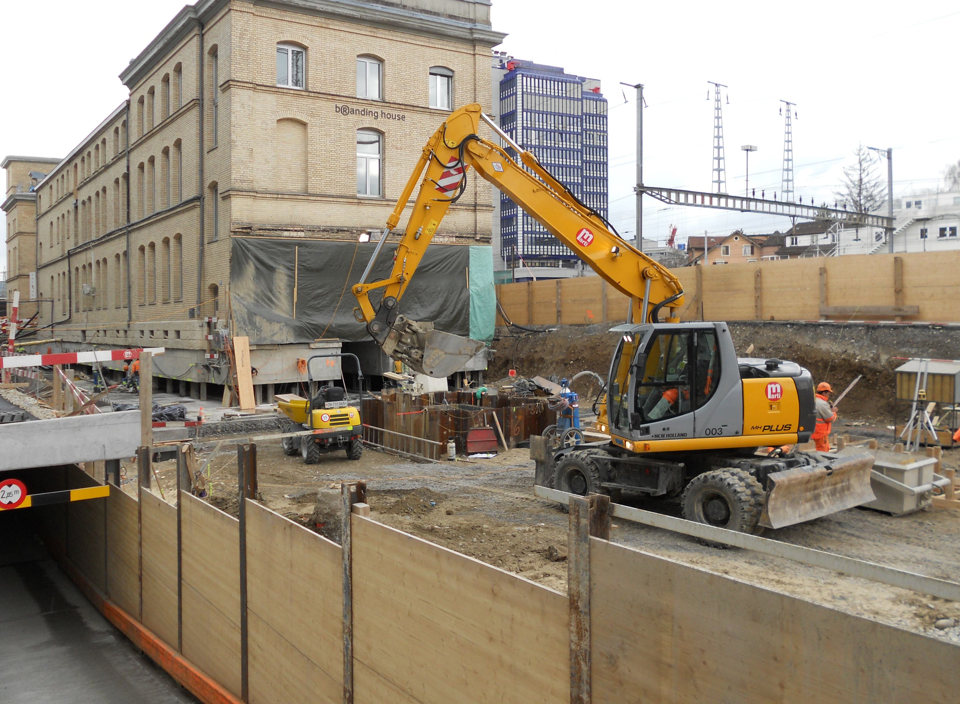 Westfassade. Das Terrain wird für die Verlegung der Verschubbahnen vorbereitet_8. März 2012
