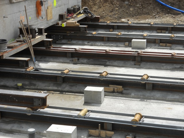 Stahlrollen auf den Verschiebebahnen_18. Mai 2012