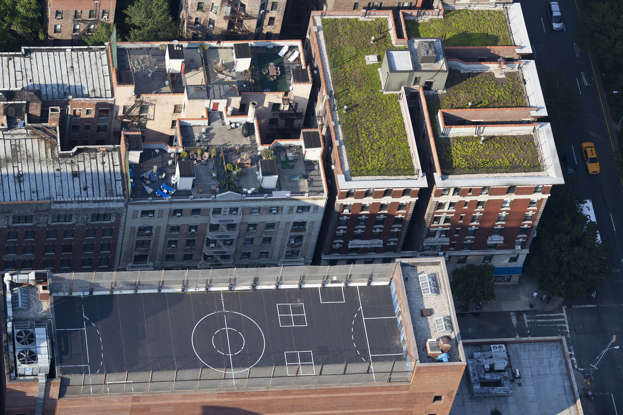 Kleinere private Dachterrassen, Dachbegrünung als Dämmschicht und Sportplatz