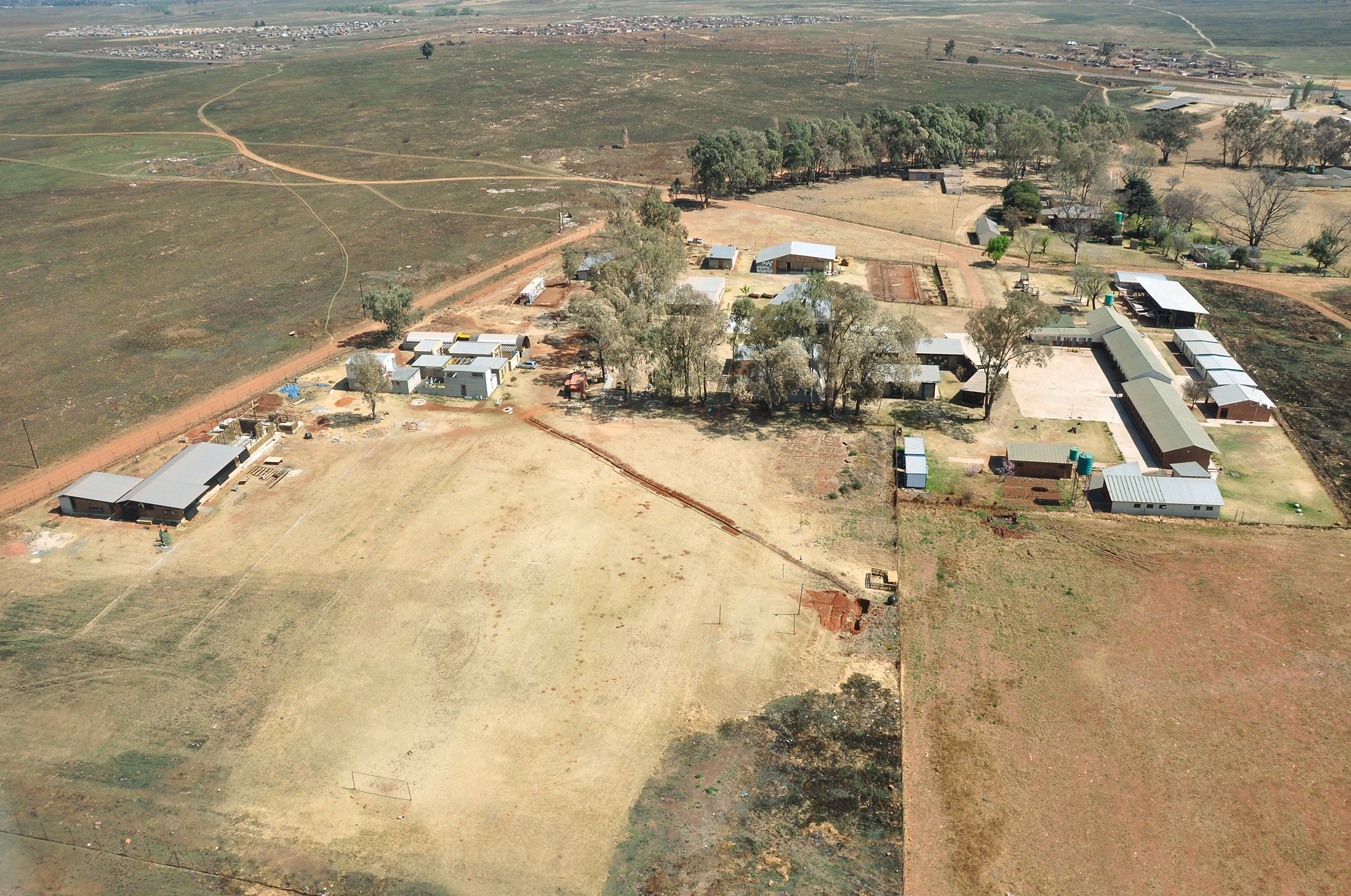 Luftbild des Campus. Neben Klassenräumen sind auf dem Gelände inzwischen auch Unterkünfte für Lehrende und Werkstätten entstanden