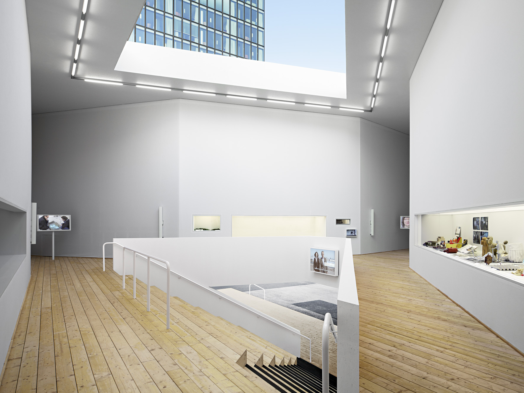 Im Inneren präsentiert das Schaulager seine Tätigkeiten rund um die Themen «Bewahren», «Erforschen», «Weitergeben»