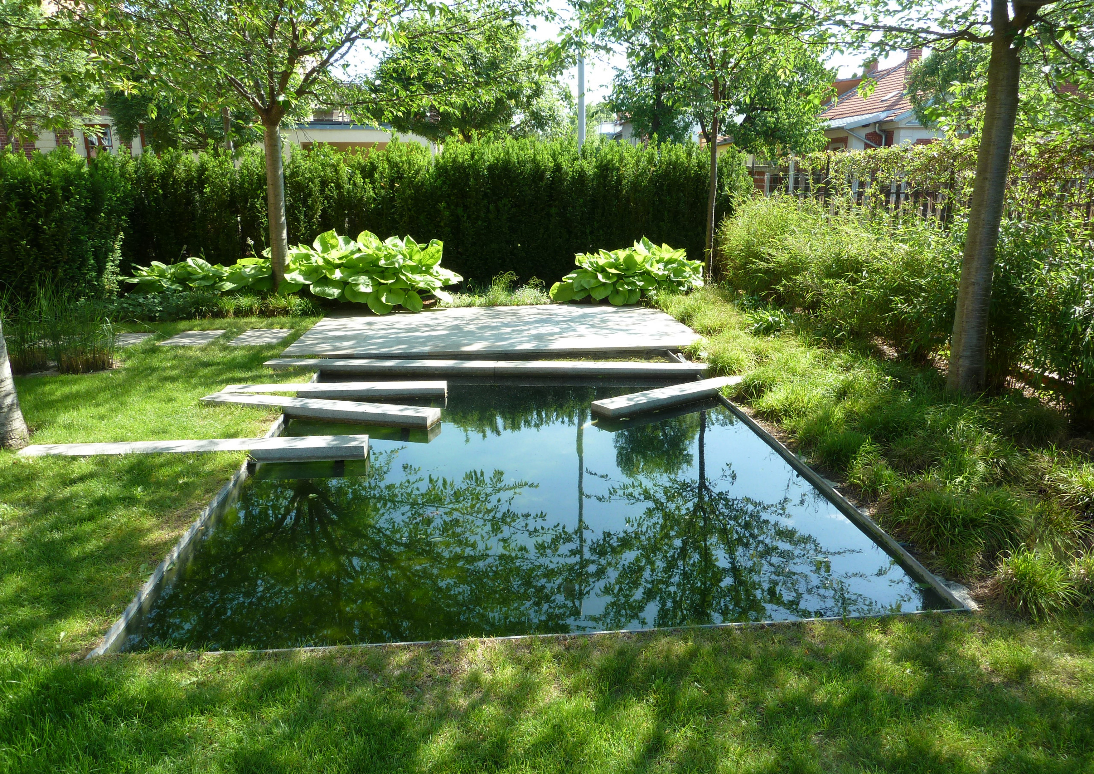 2. Preis: Trnka Garden, Brünn (CZ) von Ewa Wagnerová, Brünn. Der granitbedeckte Sitzplatz scheint sich im Wasser aufzulösen. Granitquader ragen schräg ins Wasserbecken. Vier Kirschbäume sorgen für die ersten Blüten im Frühjahr und spenden Schatten im Sommer.