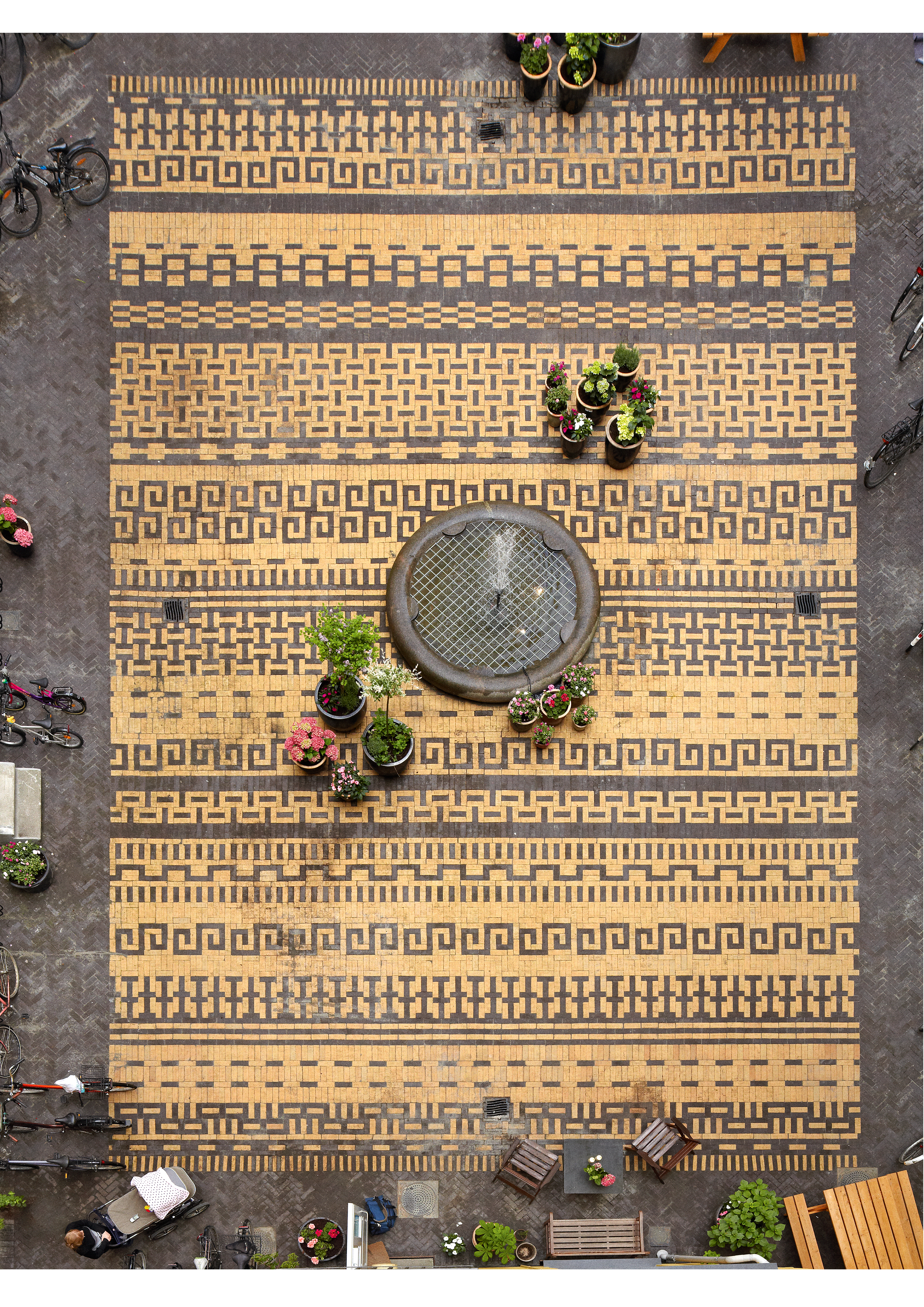Anerkennung: Courtyard Classensgade in Kopenhagen (DK) von 1:1 Landskab (DK). Von oben kommt das Teppichmuster aus hellem und dunklem Klinker am besten zur Geltung. Im Zentrum des Hofs steht ein Brunnen. Blumen, Kräuter und kleine Bäume wachsen in Terrakottatöpfen.