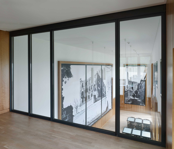 Blick aus der Lounge in den Saal