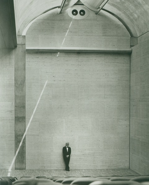 Louis Kahn im Auditorium des Kimbell Art Museum, 1972