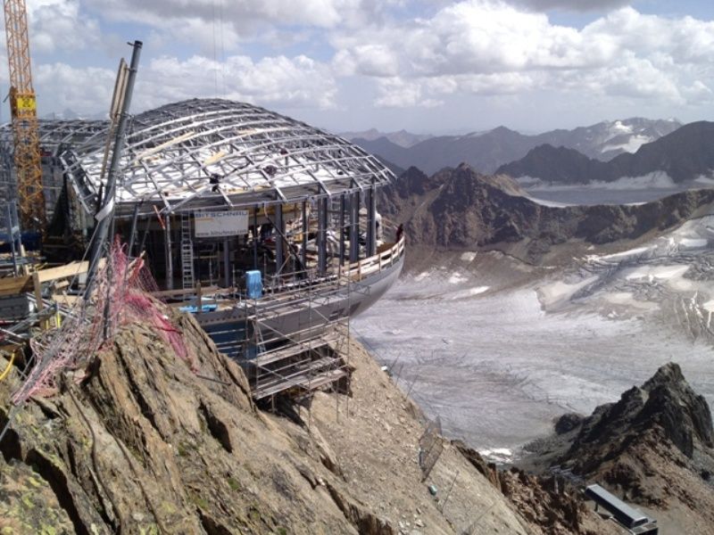 Montage der Stahlkonstruktion des Cafés