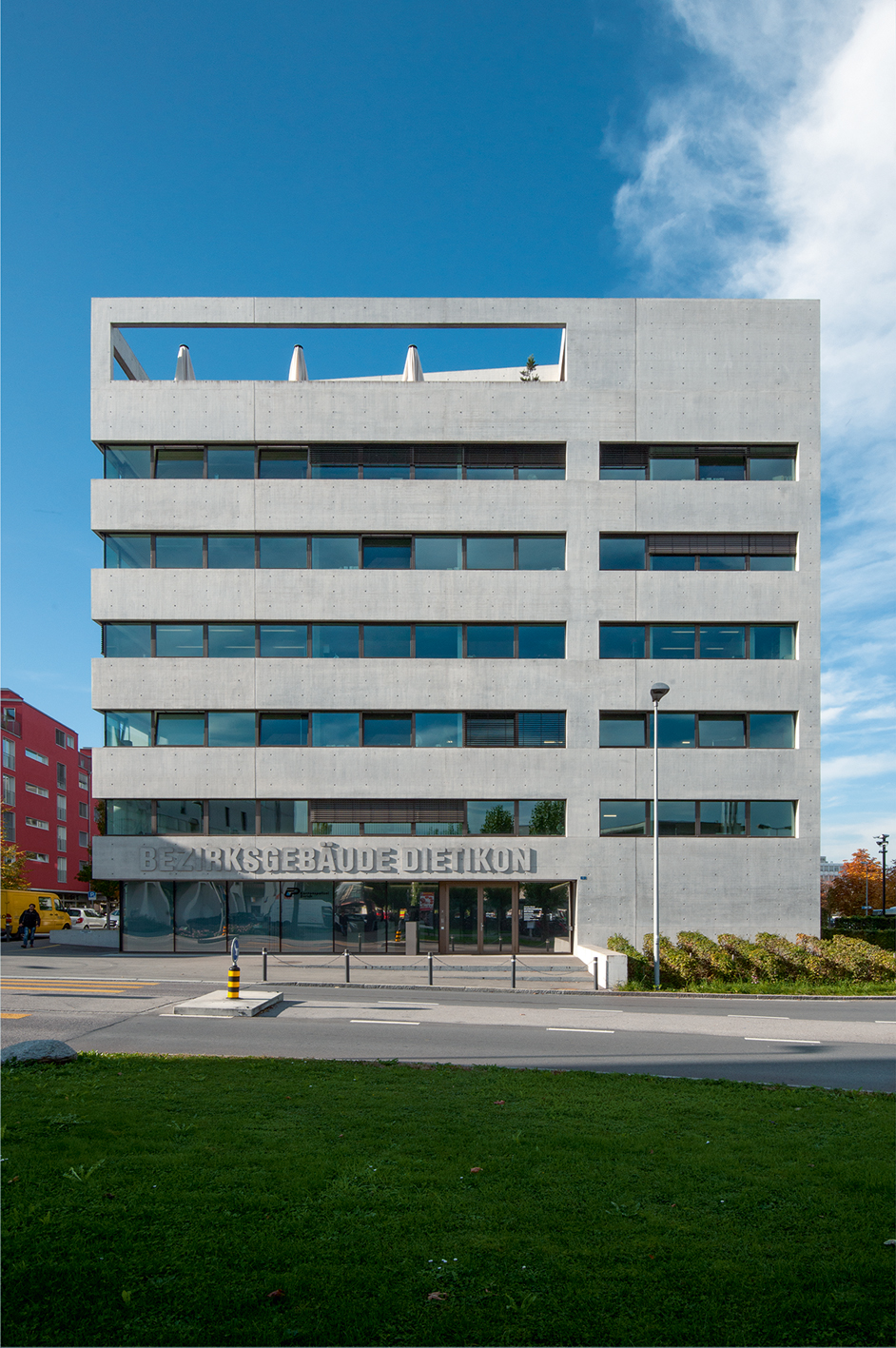 Das neue Bezirksgebäude begrenzt den Bahnhofplatz von Dietikon und antwortet auf die vielgestaltige Umgebung mit einer klaren Form.