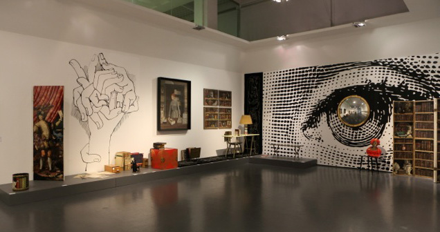 Ausstellungsbereich mit Gemälden, Zeichnungen und Objekten der frühen Jahre. (Bild: Triennale Milano)