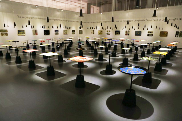 Saal mit Tischplatten und Tabletts, die mit einer Unzahl unterschiedlicher Motive dekoriert sind. (Bild: Triennale Milano)