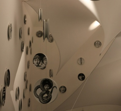 Ausstellungsteil zu den Porzellantellerserien «Tema e Variazioni». (Bild: Triennale Milano)