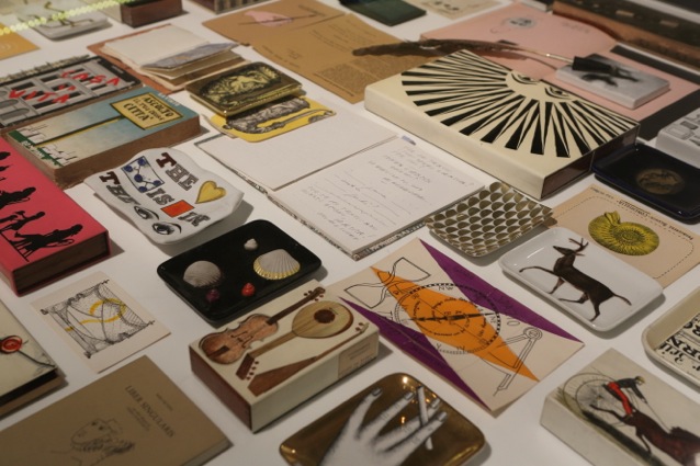 Tischvitrine mit Zigarettenschachteln und Aschenbechern. (Bild: Triennale Milano)