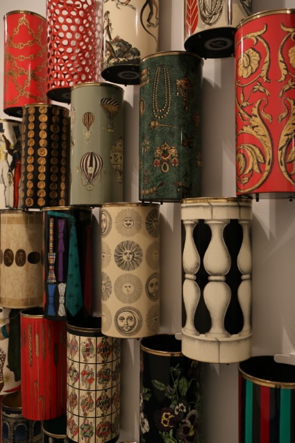 Wand mit diversen Schirmständern. (Bild: Triennale Milano)