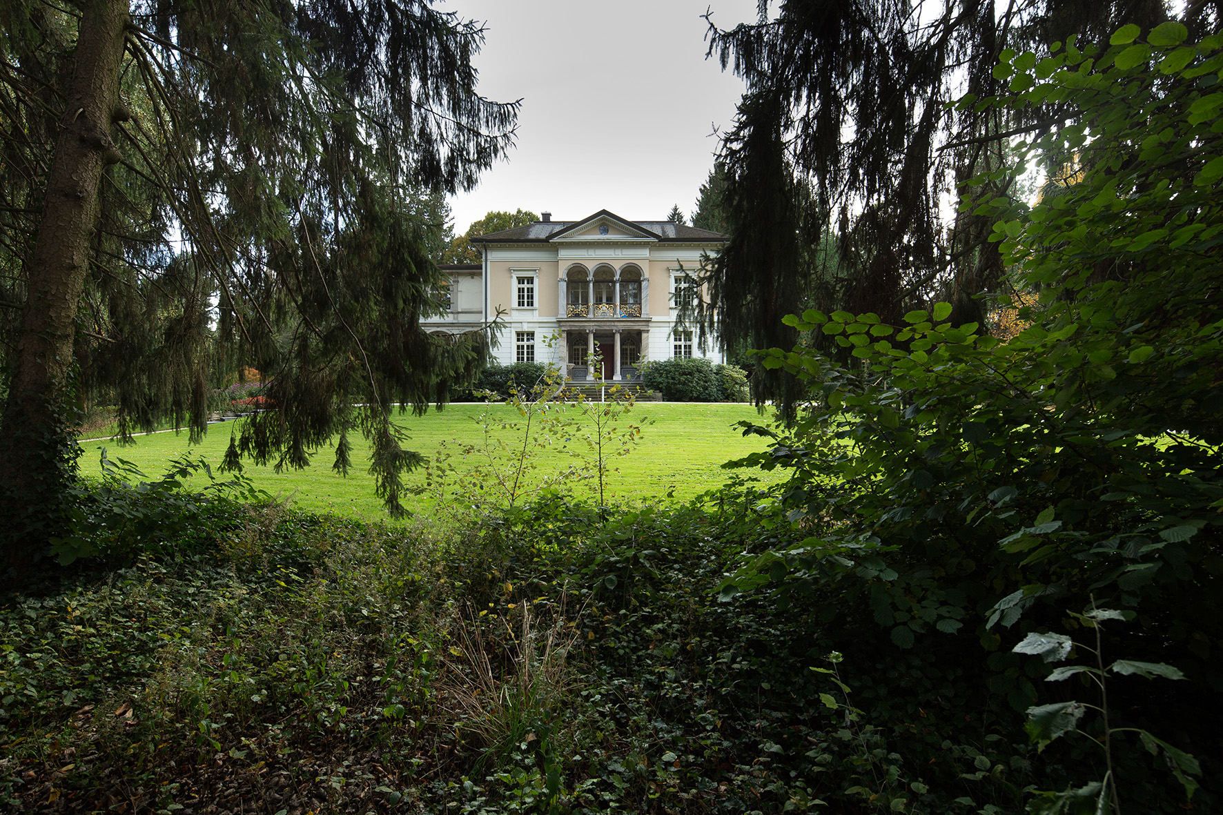 Gut konzipierte Parkanlagen sind wichtige Elemente zur Bewahrung oder Schaffung von Identität. Die ehemaligen Gönhardgüter mit ihren drei Villen wurden von der Stadt in den letzten fünf Jahren als grüne Oase aufgewertet und nach gartendenkmalpflegerischen